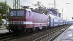 Im Mai 1992 war DR 143 005-7 mit einer Doppelstockgarnitur der S-Bahn Rostock in Naumburg (S) Hbf Richtung Weißenfels unterwegs. (Foto: Heinz Nieveler)