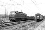 Am 08.08.1990 bespannte die DR 131 015-9 in Naumburg (S) Hbf einen G�terzug Richtung Nebra.