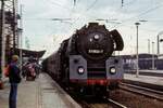 Die DR 01 0524-7 mit dem D 504 von Saalfeld (S) nach Berlin-Lichtenberg, 1981 in Naumburg (S) Hbf.