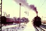 Die DR 01 2118-6 mit dem D 504 nach Berlin, am 26.11.1981 bei der Ausfahrt in Naumburg (S) Hbf.