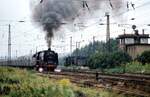 In Naumburg (S) Hbf gab es damals oft au�erplanm��ige Begegnungen des D 504 (Saalfeld - Berlin-Lichtenberg) mit dem Lg 58310 (Gera - Karsdorf). Am 12.09.1980 verl�sst die DR 01 2118-6 mit dem D 504 gerade die Domstadt, w�hrend eine unbekannte 44er gerade mit dem Lg 58310 �ber Zeitz und Teuchern kommend in den Hauptbahnhof einf�hrt. Die Uhr auf dem Stellwerk W1 zeigt, dass der D 504 fast p�nktlich war. (Foto & Text: Klaus Pollm�cher ✝)  