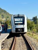 Start Mitteldeutschland 1648 912 als Sonderzug zum Unstrutbahnfest nach Roleben, am 03.10.2025 am Hp Wangen (Unstrut).