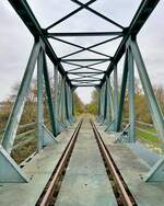 Das Unstrutbahngleis am 16.11.2024 auf der Unstrutbrücke in Roßleben.