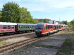 DB 642 220 + 642 176 als RB 26876 von Naumburg (S) Ost nach Nebra, am 08.09.2018 in Karsdorf. Wegen dem Freyburger Winzerfest kamen diese Triebwagen auf der Unstrutbahn zwischen Naumburg und Nebra zum Einsatz.