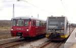 Am 06.12.2013 stand das EBS  Ferkeltaxi  772 345-5 in Naumburg Hbf, um Lz nach Karsdorf zur EBS zu fahren. Burgenlandbahn 672 903 war daggen als RB 34875 (Wangen- Naumburg Ost) unterwegs. (Foto: dampflok015)