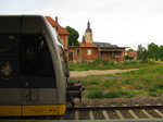 Burgenlandbahn 672 913 als RB 34886 von Naumburg Ost nach Nebra, am 21.05.2016 beim Halt in Laucha.
