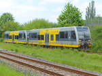 Burgenlandbahn 672 909 + 672 913 am 21.05.2017 in Karsdorf Bbf. Sie kamen zuvor vom Anschlussgleis des Zementwerks und im Zugzielanzeiger stand  Merseburg .