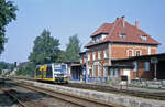 Der VT 3.03 der KEG als RB nach Naumburg (S) Hbf, am 19.09.1999 beim Halt im Bahnhof Freyburg.