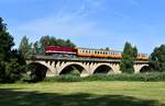 Die 110 001-5 der Erfurter Bahnservice GmbH mit dem  Finne-Unstrut-Express  auf der Fahrt von Karsdorf zu den Eisenbahnfreunden Großheringen, am 30.07.2021 auf der Unstrutbrücke bei