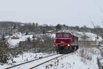 Die als 120 982-4 beschilderte EBS V200 507 als Tfzf von Karsdorf nach Naumburg (S) Hbf, am 04.12.2023 auf der Unstrutbahn bei Roßbach.