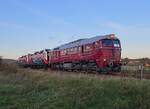 Am 18.11.2024 war die EBS V200 507 mit der FWK 143 124 & 143 056 auf der Unstrutbahn in Kleinjena nach Naumburg (S) Hbf unterwegs.