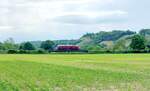 Nach dem die EBS V200 507 am 16.05.2025 40 Dngerwagen aus Eckartsberga nach Naumburg (S) Hbf gebracht hat, fuhr sie danach allein nach Karsdorf und ist hier auf der Unstrutbahn bei Robach unterwegs.