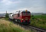 Bei einem leichten Gewitter war die EBS V200 507 am 20.06.2026 auf der Unstrutbahn in Laucha (U) mit leeren Zementwagen nach Karsdorf unterwegs.