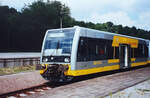 KEG VT 3.17 als RB von Naumburg (S) Hbf nach Artern, im Juli 2000 beim Halt im Bahnhof Nebra.