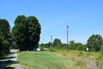 Blick am 30.07.2020 von der Ladestrae auf den ehemaligen Bahnhof Donndorf (Unstrut) in Richtung Artern. Einst ein kleiner mechanischer Bahnhof mit Laderampe und Kreuzungsgleis gewesen, ist er heute lediglich noch Haltepunkt an der Unstrutbahn. Im Em ...