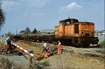 DR 346 244-7 am 13.04.1993 mit einem Bauzug im Bahnhof Teuchern.