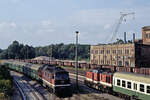 Während am 26.08.1993 in Deuben die DB 202 825-6 am Bahnsteig 3 vermutlich mit einem Personenzug Richtung Großkortbetha steht, fährt am Bahnsteig 2 die DB 232 675-9 mit einem