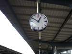 Die DB spendierte am Gleis 7 in Zeitz eine neue Uhr. Die zerstörte Uhr mit DR-Logo wurde durch eine Uhr mit DB-Logo ersetzt; 29.12.2011 