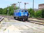 Die 218 054 (218 448 PRESS) wartet am 18.06.2026 in Zeitz auf Ausfahrt in Richtung Gera.