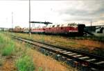 Abgestellte Dieselloks am 27.06.1997 in Naumburg Ost. (Foto: Archiv IG Unstrutbahn e.V.)
