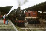 Plandampf in Zeitz: DR 86 1333-3 mit einem Personenzug nach Altenburg, am 30.09.1989 in Zeitz. Daneben steht die mit weißen Pufferinger ausgestattete 112 348-8. (Foto: Steffen Tautz)