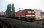 DR 120 098-9 am 12.05.1991 mit einem Güterzug in Zeitz.