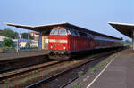 Der RE 16215 (Leipzig Hbf - Saalfeld (S)) mit der DB 219 084-1 endet am 13.05.2002 außerplanmäßig wegen einem Unfall bei Haynsburg schon im Bahnhof Zeitz. (Foto: @biesdorfer83)