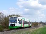 Der VT 337 der Erfurter Bahn als RB 76 (80642) von Zeitz nach Wei�enfels, am 08.04.2025 am Bahn�bergang Grube Wilhelm in Thei�en.