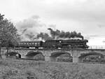 09-09-magdeburg-laucha-2/872932/die-44-1486-8-der-eisenbahnfreunde-traditionsbahnbetriebswerk Die 44 1486-8 der Eisenbahnfreunde Traditionsbahnbetriebswerk Staßfurt e.V. mit dem DPE 24179 von Freyburg (Unstrut) nach Magdeburg Hbf, am 09.09.2017 auf der Saaleflutbrücke an der ehem. Bk Henne in Naumburg (Saale). (Foto: Ulfwe Wackernagel, www.dfw-jena.de)