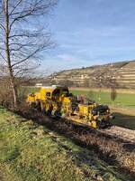 DB Universalschotterplaniermaschine vom Typ USP 2000 am 20.01.2025 auf der #Unstrutbahn bei Freyburg (U). (Foto: Wolfgang Krolop)