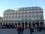 (166'711) - Standing, Paris - CH 327 TY - Neoplan am 15. November 2015 in Paris, Louvre