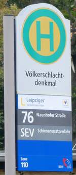 (264'724) - Leipziger Verkehrsbetriebe-Haltestellenschild - Leipzig, Vlkerschlachtdenkmal - am 11. Juli 2024