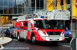 Flughafenfeuerwehr Frankfurt  61/30  FW 3218  DLK 23/12  MB Econic  Aufgenommen vor dem Terminal 1 am Flughafen Frankfurt, Sommer 2008.