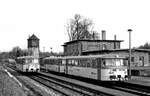 Am 19.02.1996 stand der KEG VT 2.13 als RB nach Artern und der KEG VT 2.20 zusammen mit dem VS 2.56 als RB nach Naumburg (S) Hbf im Bahnhof Nebra. (Foto: Dieter Riehemann)