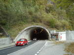 (130'321) - Der Linterfluhtunnel auf der Ladholzseite mit AFA-Haltestelle am 11.