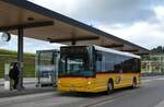 (281'017) - PostAuto Bern - Nr. 218/BE 843'218/PID 10'675 - Heuliez am 5. Oktober 2025 beim Bahnhof Biglen