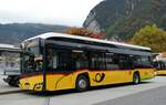 (281'517) - PostAuto Bern - BE 610'544/PID 12'279 - eSolaris am 14. Oktober 2025 beim Bahnhof Interlaken West