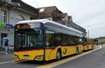 (281'568) - PostAuto Bern - BE 871'367/PID 12'282 - eSolaris am 16. Oktober 2025 beim Bahnhof Spiez