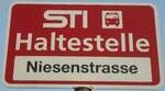 (133'312) - STI-Haltestellenschild - Thierachern, Niesenstrasse - am 16. April 2011