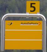 (170'925) - PostAuto-Haltestellenschild - Scuol-Tarasp, Bahnhof - am 16.