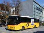 (268'376) - PostAuto Wallis - VS 445'911/PID 10'521 - Iveco am 21. Oktober 2024 beim Bahnhof Brig