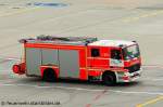 Flughafenfeuerwehr Frankfurt  62/22  Hilfeleistungs-Tankl�schfahrzeug HTLF 32/30-3  MB Actros  Aufgenommen von der Besucherterasse des Flughafen Frankfurt, Sommer 2008.