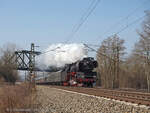 Nach einer Sonderfahrt für den Thüringer Eisenbahnverein e.V. überführte die WFL 03 2155 am 25.03.2018 den Leerpark zurück nach Nossen. Hier durchfährt sie gerade das Überführungsbauwerk der Strecke nach Zeitz  ...