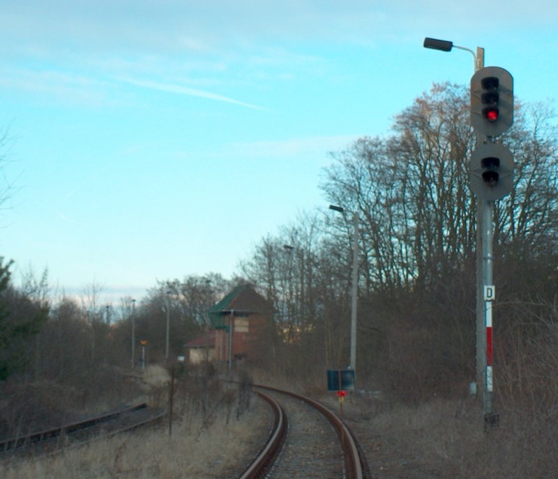 Trotz bestehender Streckenruhe ist das Einfahrtssignal aus Richtung Artern im Bf Nebra eingeschaltet; 18.02.2009 

