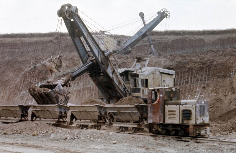 Vor 20 Jahren war im VEB Zementwerke Karsdorf noch  handfeste  Technik im täglichen Einsatz. Feldbahnloren (600 mm) werden durch einen elektrischen SKODA-Bagger mit Ton beladen; 11.09.1988 (Foto: Klaus Pollmächer)
