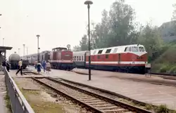 Am 16.05.1983 fotografierte Klaus Pollm�cher im Bf Freyburg die DR 112 528-5 mit einem Personenzug aus Naumburg Hbf.