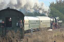 Der Sonderzug aus Nossen auf der R�ckfahrt als Leerzug von Karsdorf nach Freyburg, am 18.10.2008 bei Laucha kurz vor dem Posten 7 (ehem.