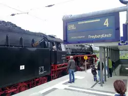 Am Bahnsteig 4 in Naumburg Hbf wird der Sonderzug nach Freyburg am 19.05.2013 kurioserweise als ICE angezeigt.