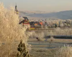 Am Vormittag des 22.12.2007 ist das Unstruttal mit Reif �berzogen und spiegelt eine wundersch�ne Winterstimmung wieder, bei dem die RB 25970 von Naumburg (S) Ost nach Nebra beim Halt in Laucha zu