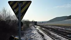 Burgenlandbahn 672 911 als RB 26864 von Naumburg Hbf nach Wangen, am 19.03.2018 bei der Einfahrt in Laucha.